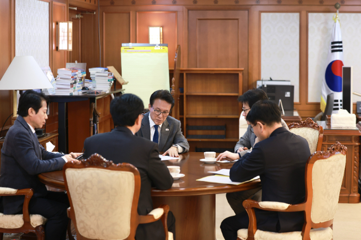 ▲ 충북지역 더불어민주당 국회의원들이 19일 김민석 국무총리를 만나 지역 현안 해결을 위한 지원을 논의하고 있다. ⓒ임호선 의원실