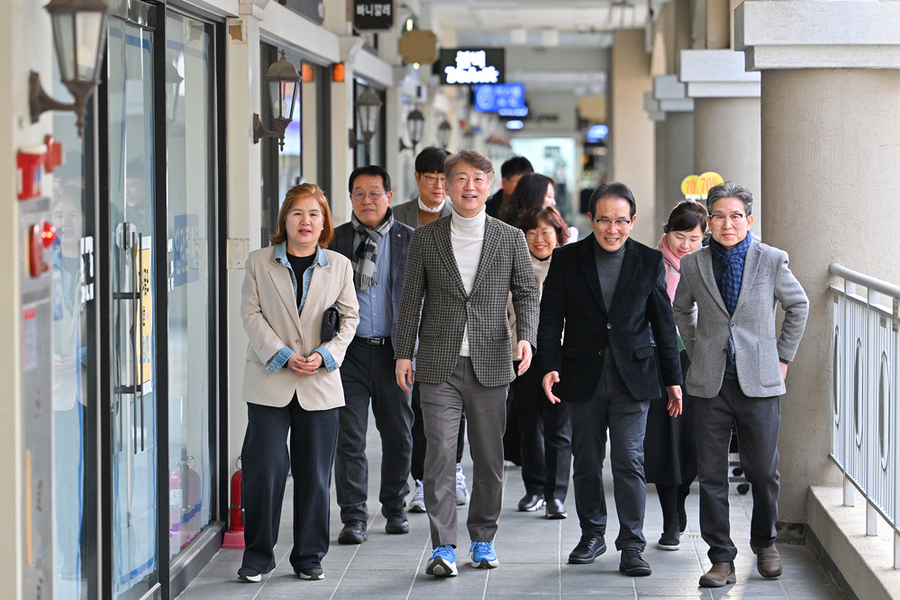 ▲ 광주 서구는 지난 19일 전국 최초 자율상권구역으로 지정된 세정아울렛에서 온누리상품권 가맹 현황을 점검하고 상인들과 소통의 시간을 가졌다.ⓒ광주시 서구청 제공