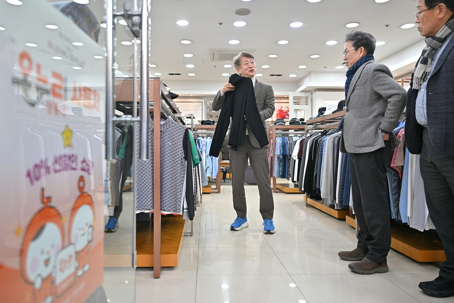 ▲ 광주 서구는 지난 19일 전국 최초 자율상권구역으로 지정된 세정아울렛에서 온누리상품권 가맹 현황을 점검하고 상인들과 소통의 시간을 가졌다.ⓒ광주시 서구청 제공