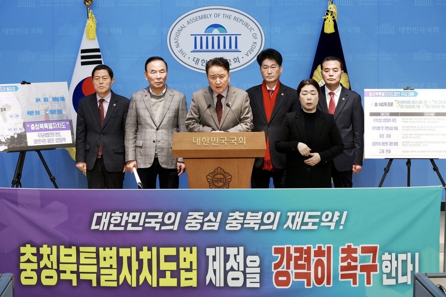 ▲ 김영환 충북도지사(가운데)가 9일 국회 소통관에서 '충청북특별자치도법' 제정 촉구 기자회견을 하고 있다. ⓒ충북도