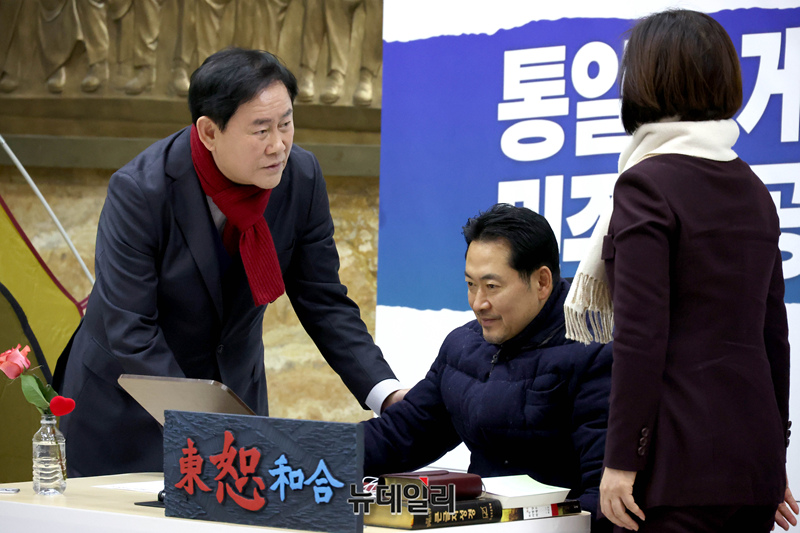 ▲ 최경환 전 경제부총리가 지난달 19일 통일교의 정치권 로비 의혹, 공천 헌금 의혹과 관련한 특검법 수용을 촉구하며 단식 농성하는 장동혁 국민의힘 대표를 찾아 대화를 나누는 모습. ⓒ이종현 기자