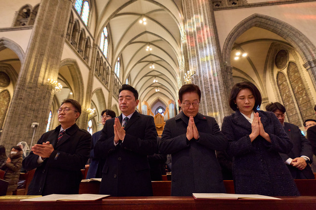 ▲ 이재명 대통령과 김혜경 여사가 지난해 12월 25일 서울 명동성당에서 열린 성탄 미사에 참석해 강훈식 비서실장, 김남준 대변인과 함께 기도하는 모습. ⓒ대통령실 제공