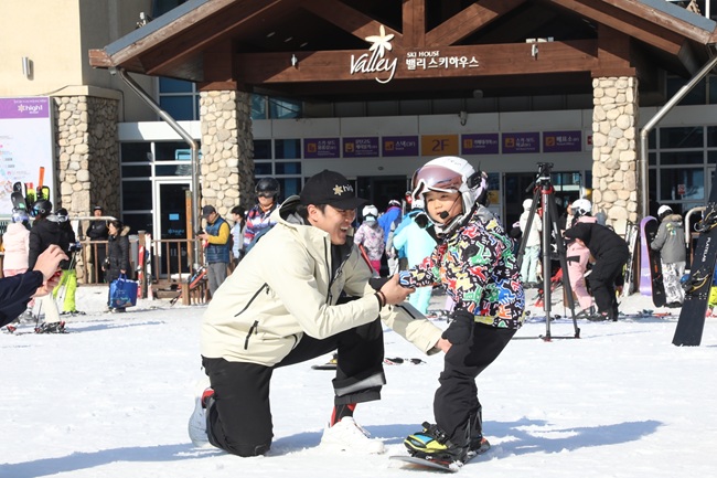 ▲ 김상겸 선수가 어린이 고객을 대상으로 원포인트 레슨을 진행하고 있다. ⓒ강원랜드