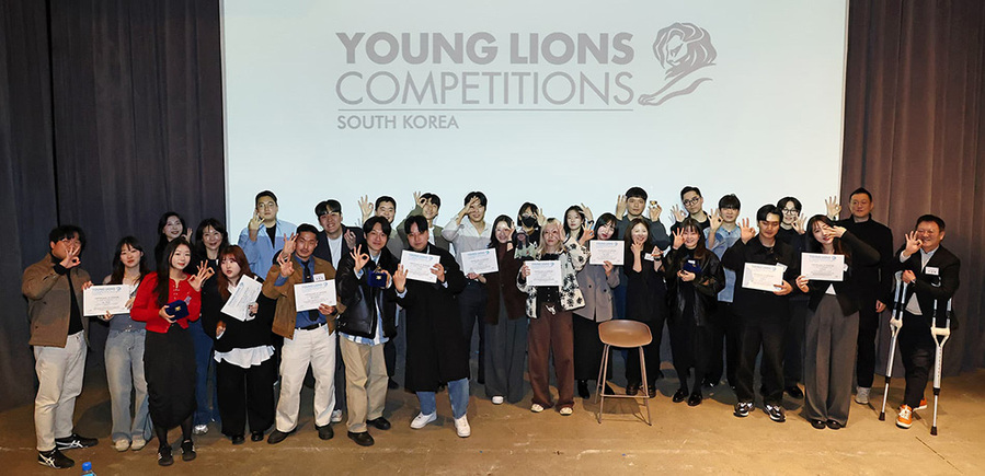 ▲ 2025년 YLC 한국대표 선발대회 시상식에서 참가자들이 칸라이언즈서울의 30주년을 기념하는 포즈를 취하고 있다. ⓒ칸라이언즈서울