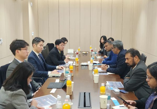 ▲ 박종연 인프라금융부장(사진 왼쪽에서 네 번째) 등 한국해양진흥공사 직원들은 20일 오후 코비씨 워리나에서 한국을 방문한 인도 항만해운수로부 일행과 간담회를 갖고, 양국 간 해운·항만·물류인프라 협력 방안을 논의했다.ⓒ한국해양진흥공사