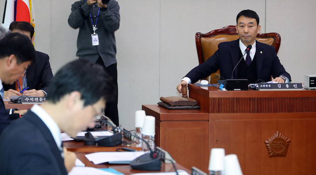 ▲ 김용민 국회 법제사법위원회 법안심사제1소위원회 위원장이 11일 국회에서 재판소원 허용법(헌법재판소법 개정안) 심사를 위해 열린 소위원회에서 의사봉을 두드리고 있다. ⓒ뉴시스