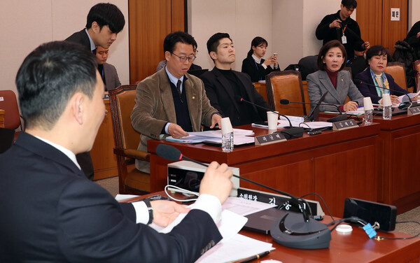 ▲ 20일 국회에서 열린 국회 법제사법위원회 법안심사제1소위에서 김용민 소위 위원장(왼쪽) 발언에 나경원 국민의힘 의원이 반박하고 있다. ⓒ연합뉴스