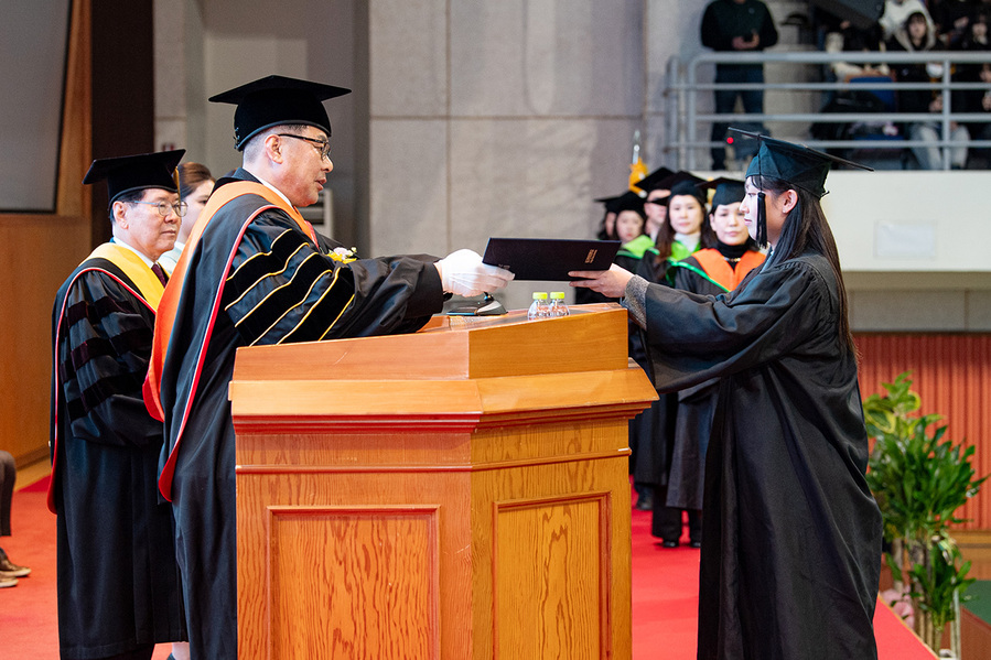 ▲ 대구한의대학교(총장 변창훈)는 2월 20일 오전 기린체육관에서 ‘2025학년도 학위수여식’을 개최했다(학사학위를 수여받고 있는 도예은 학생).ⓒ대구한의대