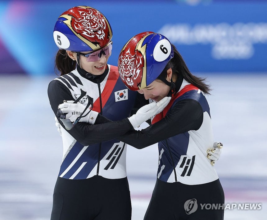 ▲ 최민정이 1500m 금메달을 따낸 후배 김길리를 따뜻하게 안아주고 있다.ⓒ연합뉴스 제공