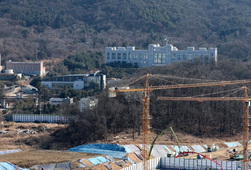 ▲ 정부가 지난달 29일 서울 용산과 과천, 태릉CC 등 도심 내 접근성이 뛰어난 유휴부지와 노후 청사 등을 활용해 총 6만호 규모의 주택을 공급한다고 밝혔다. 경기 과천에서는 경마장과 방첩사령부 부지를 통합 개발해 9800호를 공급한다. 정부는 과천 주암택지지구와 연계해 직주근접 생활권을 만든다는 계획이다. 사진은 방첩사령부와 인근에 공사 중인 주암지구. ⓒ뉴시스