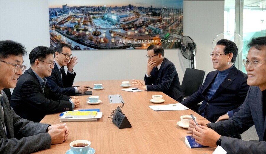 ▲ 김영록 전라남도지사가 지난 20일 오후 전남광주 행정통합 홍보를 위해 광주 국립아시아문화전당을 방문, 김상욱 전당장과 차담을 하고 있다.ⓒ전라남도 제공