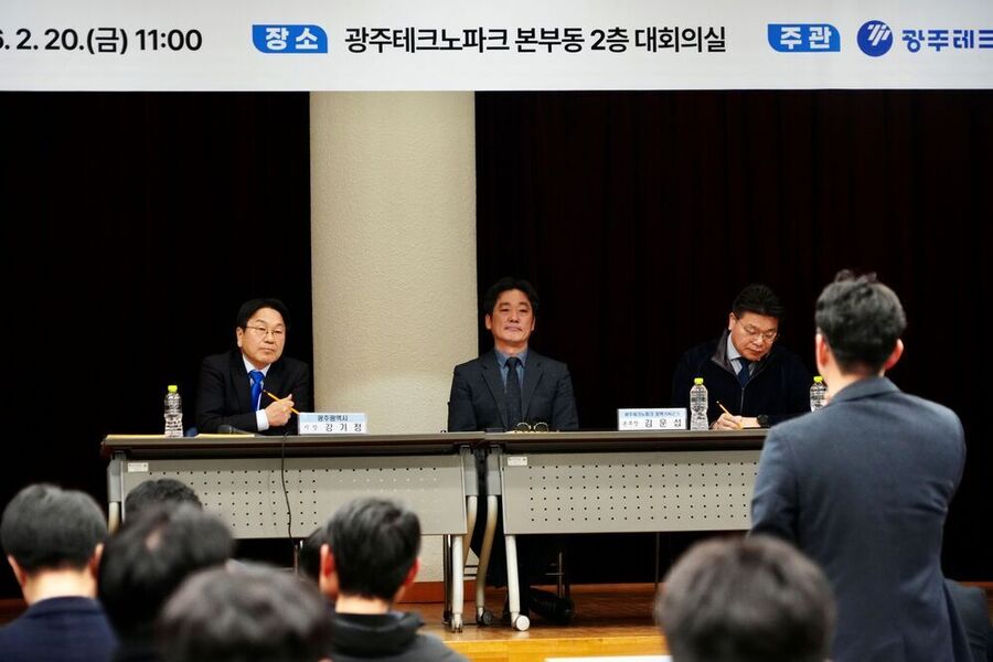 ▲ 강기정 광주광역시장이 지난 20일 광주테크노파크에서 열린 '광주전남 통합으로 여는 산업 비전설명회'에 참석해 산업·기업 관계자들과 7대 산업벨트 등 '신경제특별시 미래비전'에 대해 대화를 나누고 있다.ⓒ광주광역시 제공