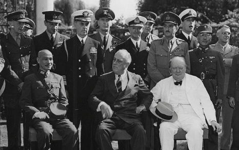 ▲ 1943년 11월27일 카이로에서 '카이로 선언'을 결정 발표한 3국 수뇌들과 수행원들. 앞줄 왼쪽부터 중국 장제스, 미국 루즈벨트, 영국 처칠.