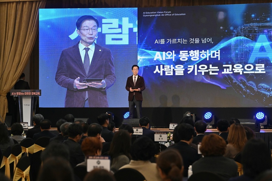▲ 경북교육청은 20일 경주시에 위치한 더케이호텔경주에서 ‘경북 AI 교육 비전 포럼’을 열었다(기조강연중인 임종식 교육감).ⓒ경북교육청