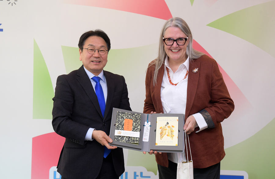 ▲ 강기정 광주광역시장이 지난 20일 오전 시청 접견실에서 미쉘 윈트럽 주한 아일랜드대사에게 한강 작가의 '소년이 온다'를 선물한 후 기념촬영을 하고 있다.ⓒ광주광역시 제공