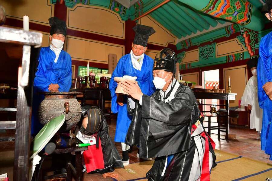 ▲ 장성향교 추기석전대제에 참여한 김한종 군수ⓒ장성군 제공