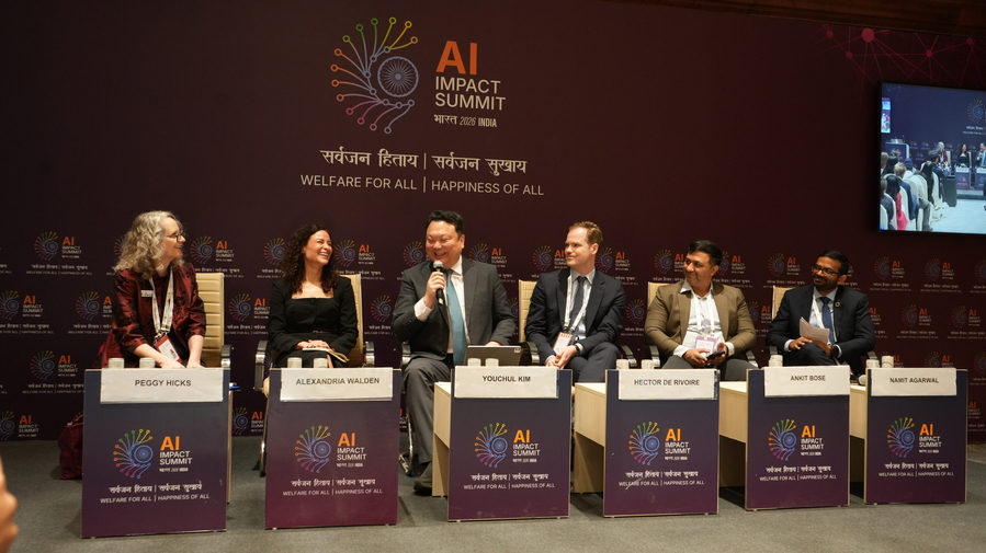 ▲ 20일(현지시간) 인도 뉴델리 바라트 만다팜에서 열린 인도 AI 정상회의에서 김유철 LG AI연구원 전략부문장이 발표하고 있는 모습ⓒLG