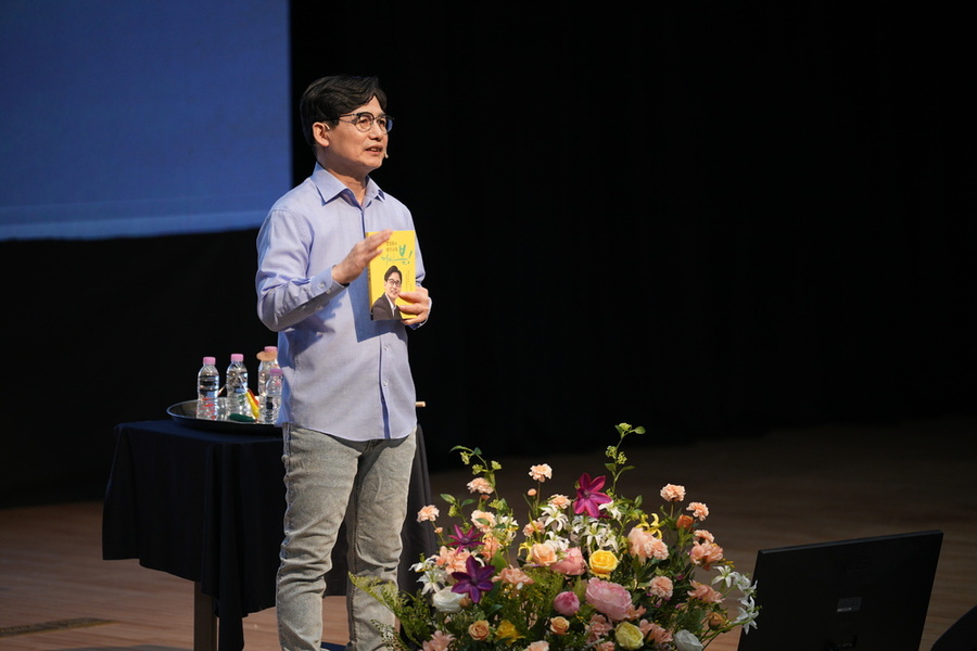 ▲ 정성홍 광주민주진보시민교육감 단일후보가 지난 21일 광주교대 풍향문화관에서 열린 출판기념회에서 과학 실험을 통해 교육의 핵심 가치를 전달하고 있다. ⓒ뉴데일리 (이성호)