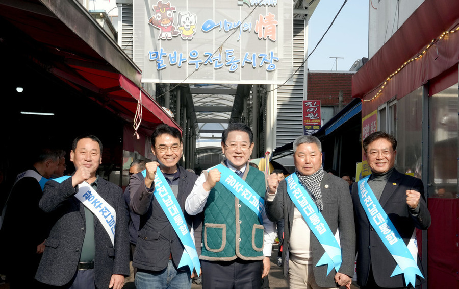 김영록 전남지사, 말바우시장서 행정통합 민심 청취