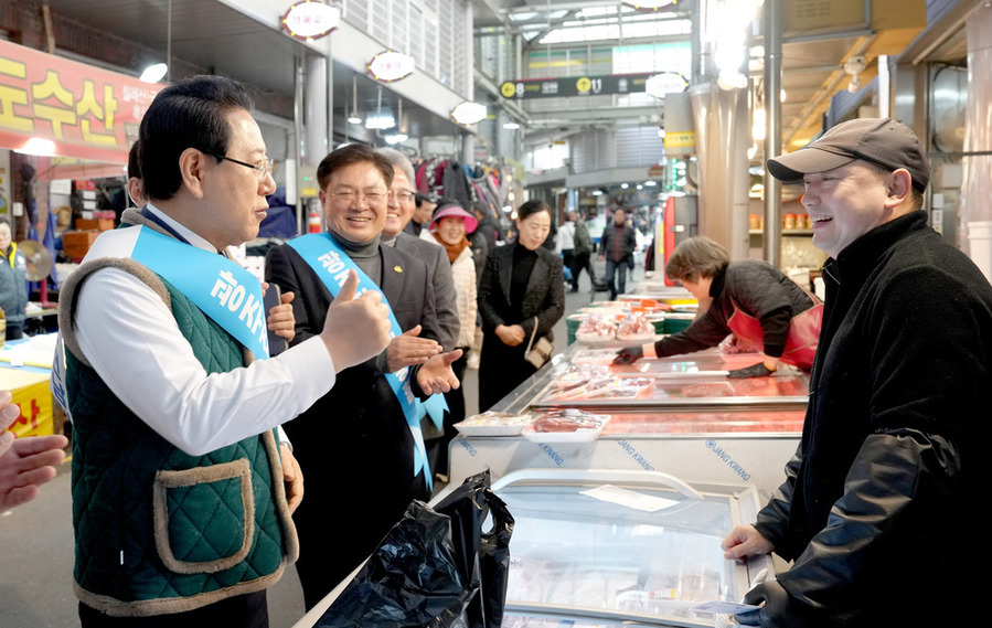 ▲ 김영록 전라남도지사가 22일 지역 전통시장인 광주 말바우시장을 방문, 물품을 구매하며 상인들을 격려하고 있다.ⓒ전라남도 제공