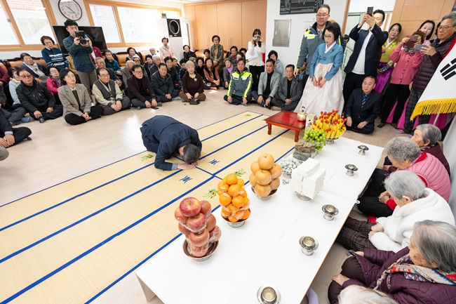 ▲ 강릉시 포남2동 자생단체 연합이 지난 21일 포남2동 경로당에서 지역 내 어르신과 김홍규 강릉시장, 최익순 시의장, 도의원, 자생단체 등이 참석한 가운데 경로효친 예절을 실천하는 '2026 포남2동 도배례'를 성황리에 개최했다. ⓒ강릉시