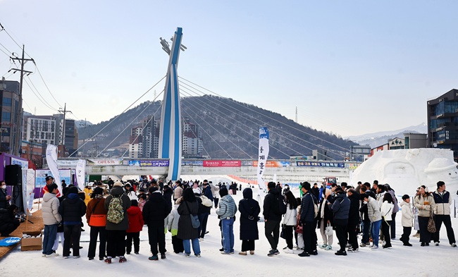 ▲ 주말을 맞아 많은 방문객들이 평창군 대관령면 횡계리 송천 일대 축제장에서 열린 제34회 평창 대관령눈꽃축제를 즐기고 있다. 올해 축제는 온화한 날씨에도 불구하고 설연휴 기간 많은 방문객이 몰려 지난해에 비해 방문객 수가 10% 증가한 12만3000여 명을 기록, 성황리에 마쳤다. ⓒ평창관광문화재단