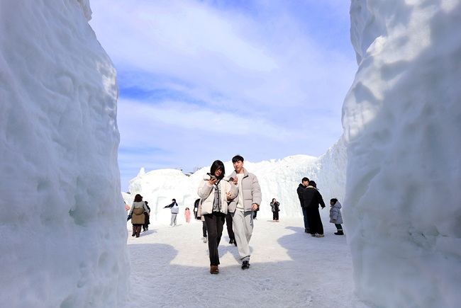 ▲ 주말을 맞아 평창군 대관령면 횡계리 송천 일대 축제장에서 열린 제34회 평창 대관령눈꽃축제를 찾은 방문객들이 눈터널에서 마지막 겨울 축제를 즐기고 있다. ⓒ평창관광문화재단