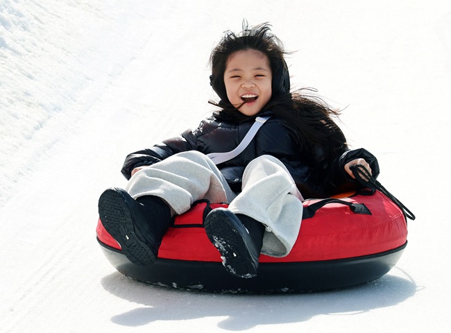 ▲ 주말을 맞아 평창군 대관령면 횡계리 송천 일대 축제장에서 열린 제34회 평창 대관령눈꽃축제를 찾은 방문객들이 눈썰매를 타며 마지막 겨울 축제를 즐기고 있다. ⓒ평창관광문화재단