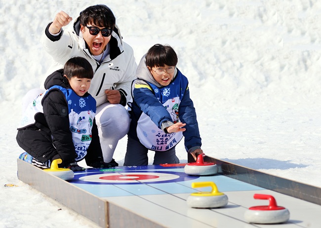 ▲ 22일 주말을 맞아 평창군 대관령면 횡계리 송천 일대 축제장에서 열린 제34회 평창 대관령눈꽃축제를 찾은 방문객들이 컬링체험을 하며 마지막 겨울축제를 즐기고 있다. ⓒ평창관광문화재단