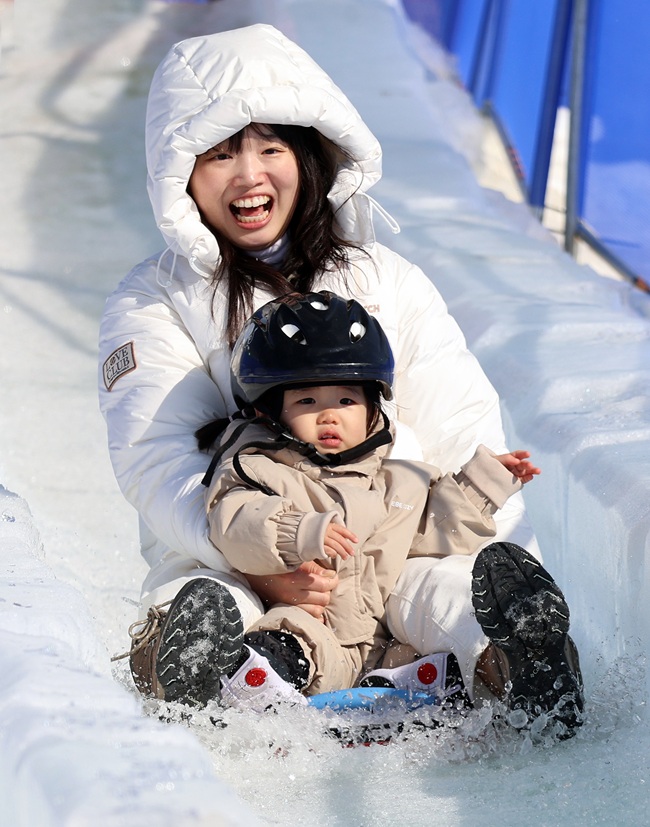 ▲ 주말을 맞아 평창군 대관령면 횡계리 송천 일대 축제장에서 열린 제34회 평창 대관령눈꽃축제를 찾은 방문객이 얼음썰매를 타며 마지막 겨울축제를 즐기고 있다.
ⓒ평창관광문화재단