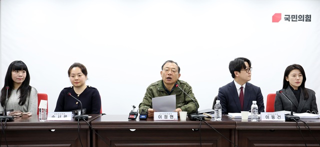 ▲ 이정현 공천관리위원장이 지난 20일 서울 여의도 국민의힘 중앙당사에서 열린 제9회 전국동시지방선거 중앙당 공천관리위원회 제1차 회의에 참석해 물을 마시고 있다. ⓒ뉴시스