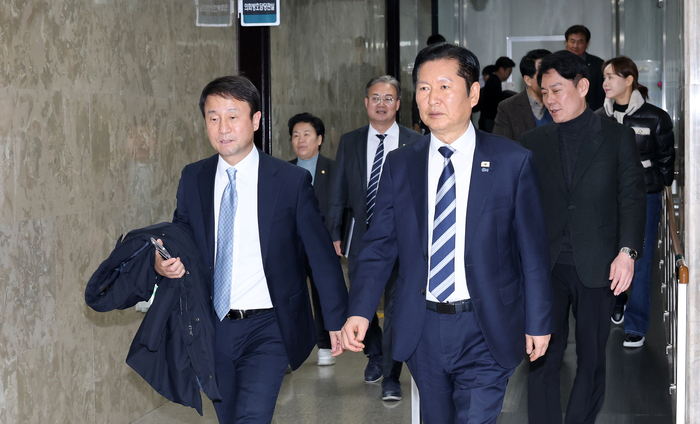 ▲ 정청래 더불어민주당 대표와 한병도 원내대표가 22일 국회에서 열린 의원총회에 참석하고 있다. /연합뉴스