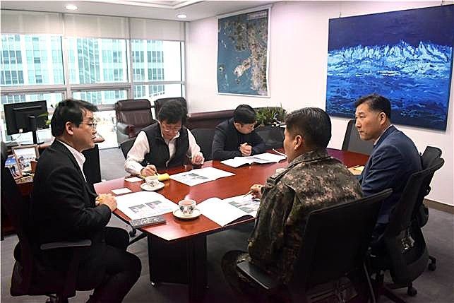 ▲ 배준영(왼쪽) 의원이 최근 국회의원 회관에서 해군본부 관계자들과 대청도 옛 해군기지 철거와 관련 회의를 하고 있다. ⓒ배준영 의원실 제공