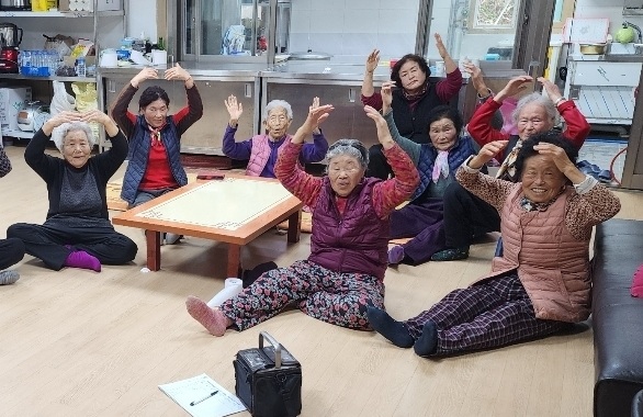 ▲ 화성면 화강리에서 진행된 우리동네 건강지키기 건강체조 모습.ⓒ청양군