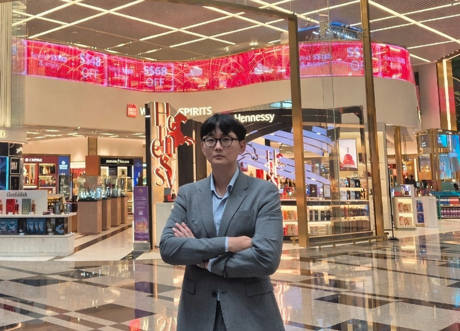 ▲ 함 법인장이 매장 앞에서 포즈를 취하고 있다.ⓒ조현우 기자