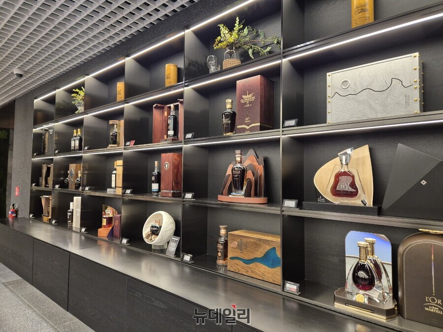 ▲ T2 듀플렉스에는 한 병에 3000만원이 넘는 초고가 위스키들이 자리잡고 있다.ⓒ조현우 기자