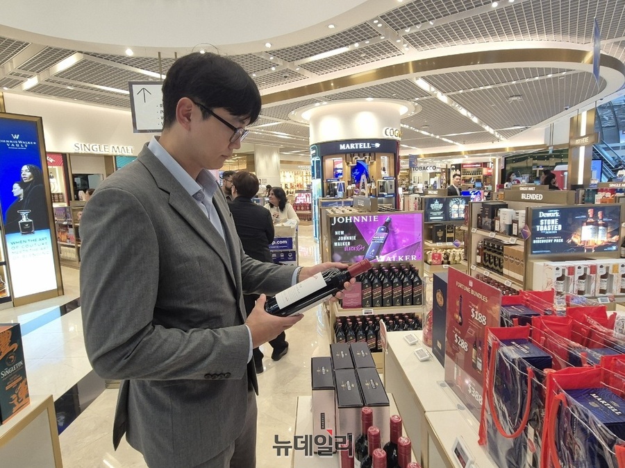 ▲ 함 법인장이 매장 내 진열된 제품을 살펴보고 있다.ⓒ조현우 기자