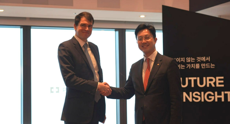 ▲ 한화자산운용 최영진(오른쪽) 부사장과 지토 재단 브라이언 스미스 회장은 서울 영등포구 여의도 63빌딩 한화자산운용 본사에서 만나 유동성 스테이킹 기반 ETP(상장지수상품) 인프라 구축을 위한 파트너십을 체결한 후 기념 촬영하고 있다. ⓒ한화자산운용