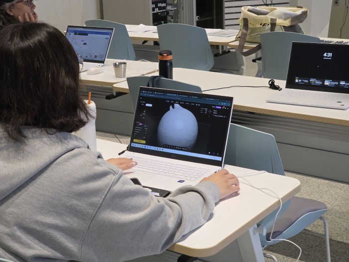 ▲ 3D프린터 활용 조명 제작 교육 모습.ⓒ부여군 123사비 창작센터