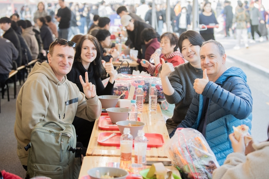 ▲ 2025년 축제에서 라면을 즐기는 외국인들ⓒ구미시 제공