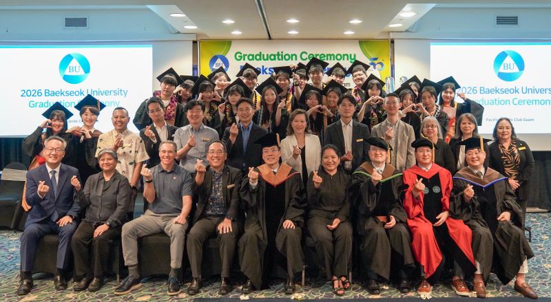 ▲ ‘2025학년도 해외취업자를 위한 찾아가는 졸업식’ 참석자들이 행사 후 미국 괌 PIC호텔에서 기념촬영을 하고 있다.ⓒ백석대