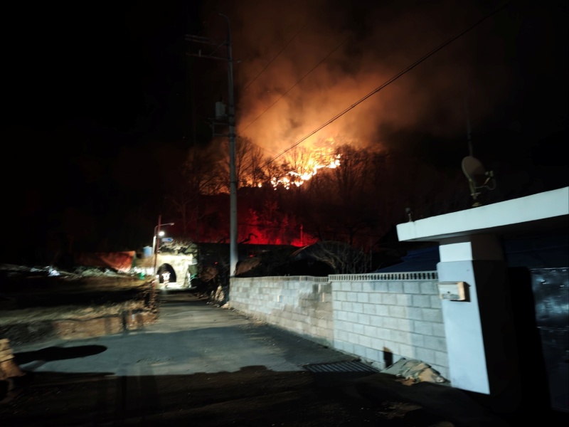 ▲ 민가 위협하는 단양군 대강면 산불. ⓒ뉴시스