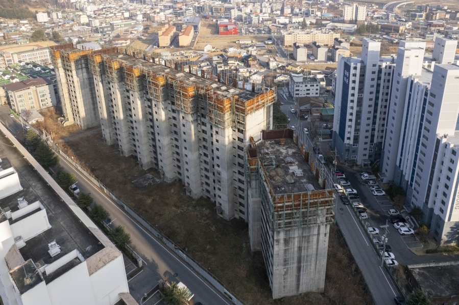 ▲ 칠곡군 북삼읍에 공사가 중단돼 20년이상 방치된 JK아파트ⓒ