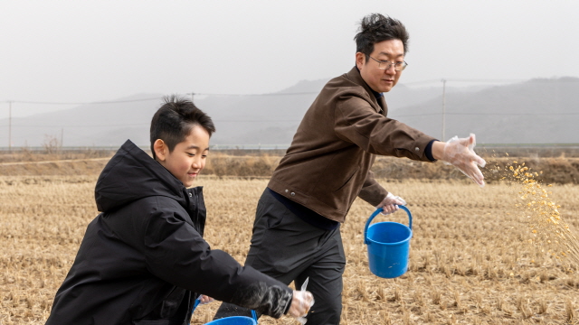 ▲ GS건설 임직원과 가족들이 두루미에게 먹이를 주고 있다. ⓒGS건설