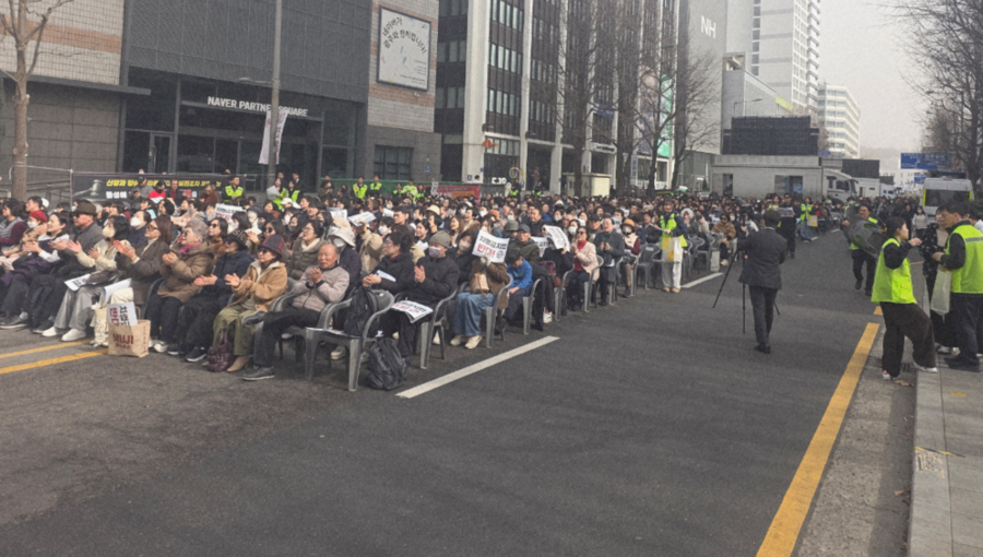 ▲ 주최측 질서유지인 배치 및 구급차 비상통행로 확보ⓒ광주경찰청 제공