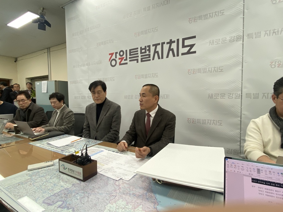 ▲ 김진태 강원특별자치도지사가 23일 도청기자실에서 가진 간담회에서 3대 특별법에 대해 '졸속심사'라고 비판했다. ⓒ뉴데일리