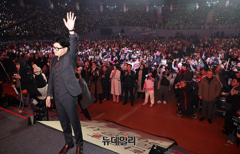 ▲ 한동훈 전 국민의힘 대표가 지난 8일 오후 서울 송파구 잠실실내체육관에서 열린 토크콘서트에 손을 들어 지지자들에게 화답하고 있다. ⓒ정상윤 기자