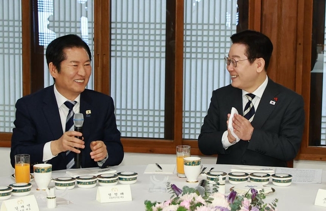 ▲ 이재명 대통령이 지난 16일 청와대 상춘재에서 열린 여야 지도부 초청 오찬 간담회에서 참석자들과 담소를 나누고 있다. ⓒ뉴시스