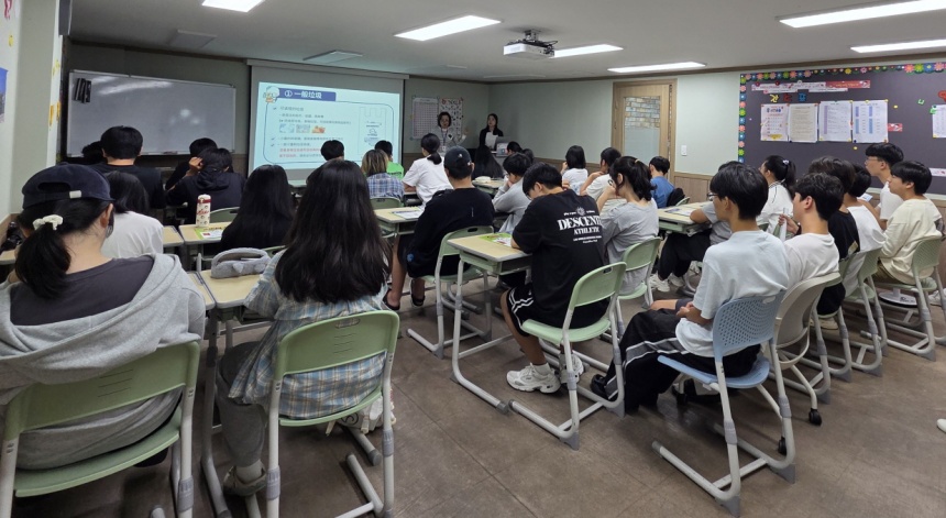 ▲ 시흥시는 깨끗한 쓰레기 처리 감시원 운영 방향을 단속 중심에서 교육과 인식 개선 중심으로 전환했다 ⓒ시흥시 제공