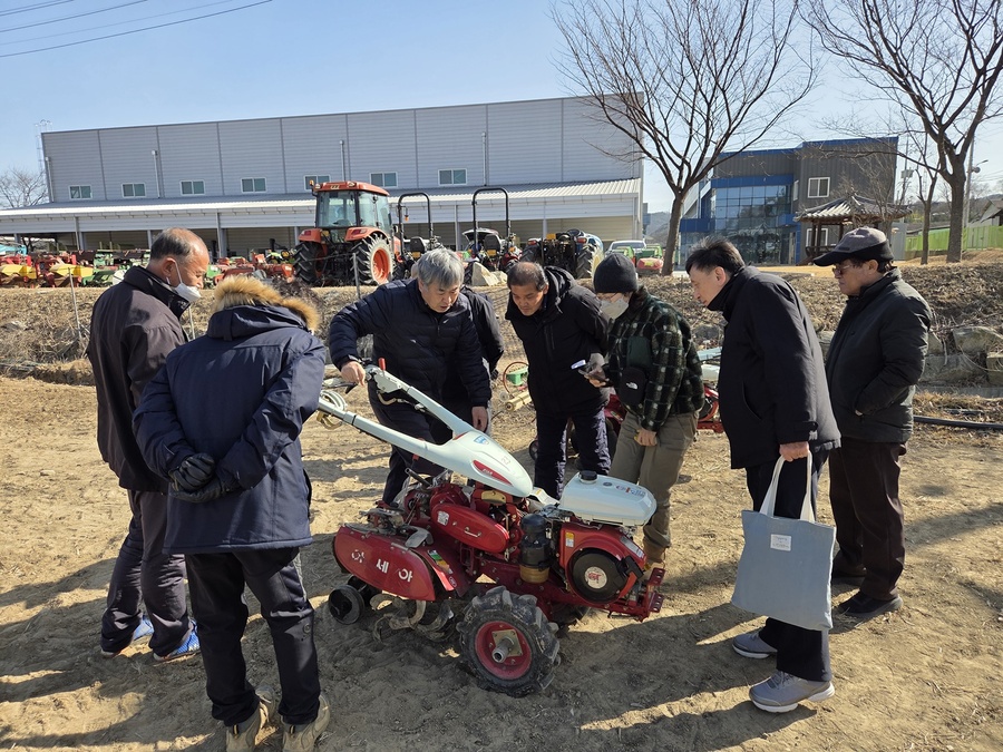 ▲ 농업기계 현장실무교육에서 농업인들이 농기계 사용 방법과 안전사고 예방 요령을 배우고 있다.ⓒ영천시